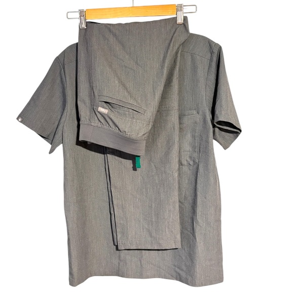 FIGS Men Graphite Scrub Set - Picture 1 of 14